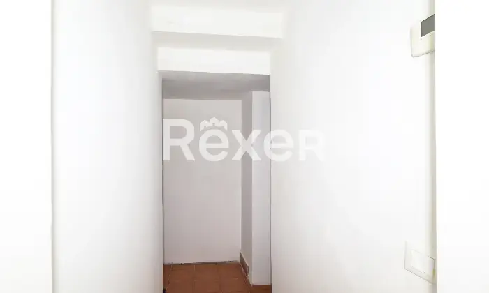 Rexer-Padova-Negozio-open-space-con-due-ampie-vetrine-disimpegno-e-bagno-Mq-catastali-Altezza-soffitto-Metri-Altro