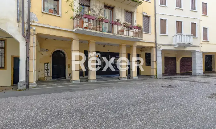 Rexer-Padova-Negozio-open-space-con-due-ampie-vetrine-disimpegno-e-bagno-Mq-catastali-Altezza-soffitto-Metri-Altro