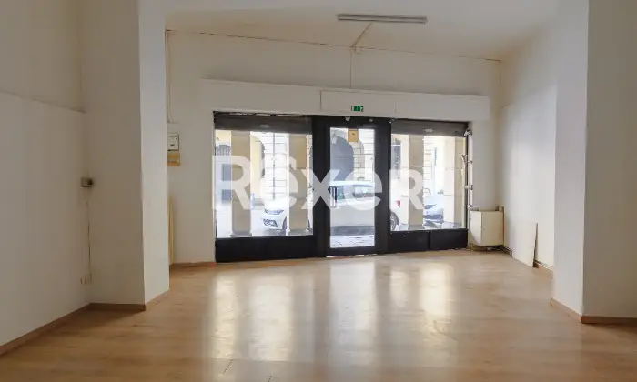 Rexer-Padova-Negozio-open-space-con-due-ampie-vetrine-disimpegno-e-bagno-Mq-catastali-Altezza-soffitto-Metri-Altro