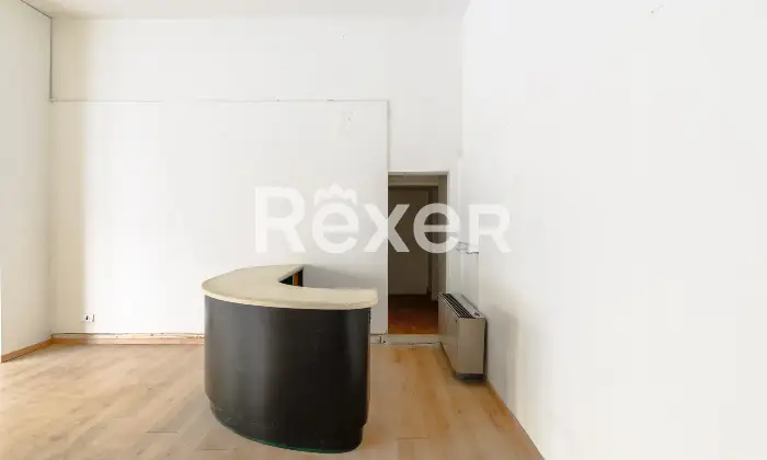 Rexer-Padova-Negozio-open-space-con-due-ampie-vetrine-disimpegno-e-bagno-Mq-catastali-Altezza-soffitto-Metri-Altro