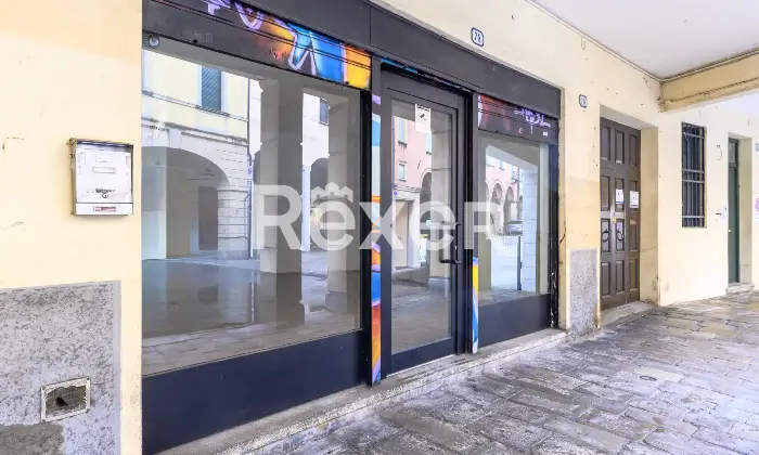 Rexer-Padova-Negozio-open-space-con-due-ampie-vetrine-disimpegno-e-bagno-Mq-catastali-Altezza-soffitto-Metri-Altro