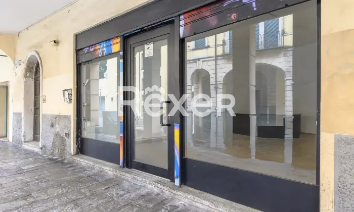 Rexer-Padova-Negozio-open-space-con-due-ampie-vetrine-disimpegno-e-bagno-Mq-catastali-Altezza-soffitto-Metri-Altro