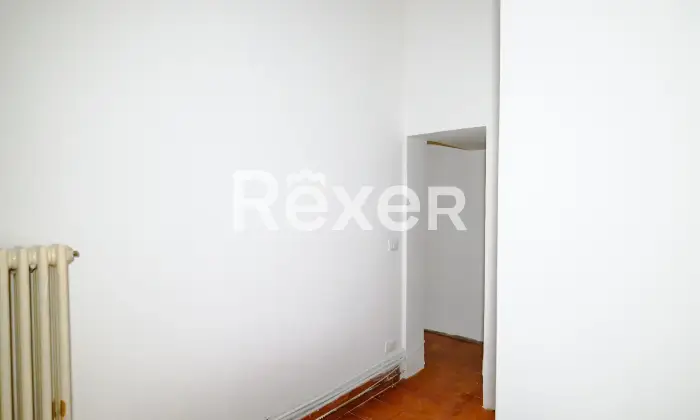 Rexer-Padova-Negozio-open-space-con-due-ampie-vetrine-disimpegno-e-bagno-Mq-catastali-Altezza-soffitto-Metri-Altro