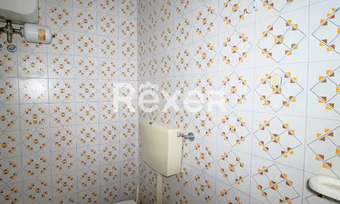Rexer-Padova-Negozio-open-space-con-due-ampie-vetrine-disimpegno-e-bagno-Mq-catastali-Altezza-soffitto-Metri-Altro