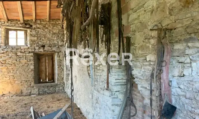 Rexer-Morfasso-Rustico-storico-su-due-livelli-con-ampio-terreno-coltivabile-grande-potenziale-di-recupero-Altro