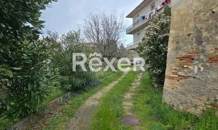 Rexer-Penne-Villa-indipendente-su-tre-livelli-con-garage-a-Penne-Altro