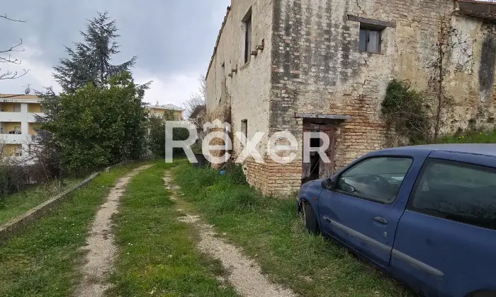 Rexer-Penne-Villa-indipendente-su-tre-livelli-con-garage-a-Penne-Altro