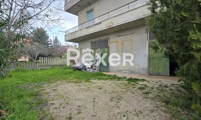 Rexer-Penne-Villa-indipendente-su-tre-livelli-con-garage-a-Penne-Altro