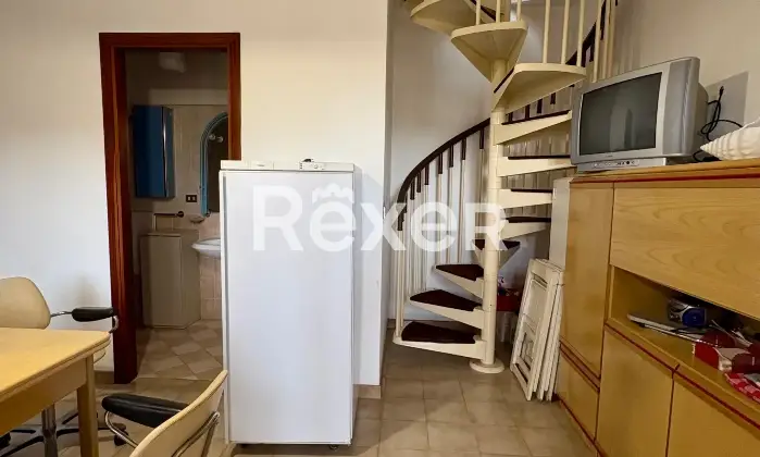 Rexer-Margherita-di-Savoia-Appartamento-al-primo-piano-su-due-livelli-con-mansarda-e-terrazzi-Isola-Verde-Altro