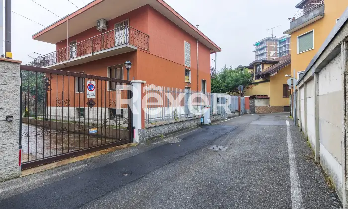 Rexer-Novate-Milanese-Ampio-appartamento-in-casa-bifamiliare-semiindipendente-Facciata