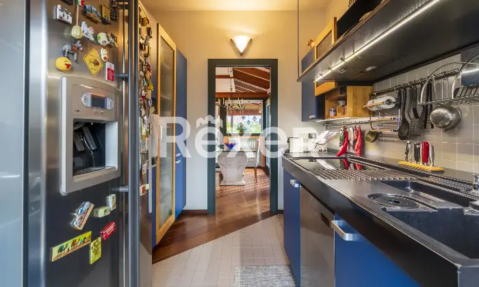 Rexer-Arsago-Seprio-Villa-singola-con-giardino-ampio-e-curato-Cucina