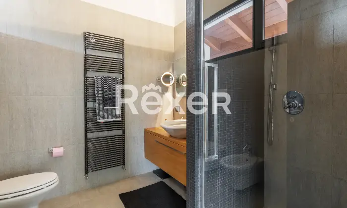 Rexer-Arsago-Seprio-Villa-singola-con-giardino-ampio-e-curato-Bagno