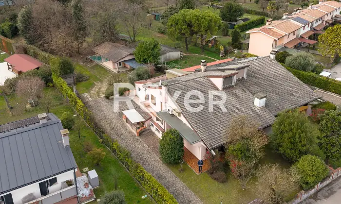 Rexer-Vascon-Porzione-di-villa-bifamiliare-con-ampio-giardino-privato-Altro