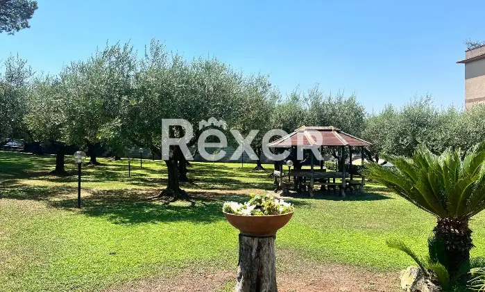 Rexer-Roma-Ardeatina-prestigiosa-villa-Unifamiliare-con-piscina-Altro