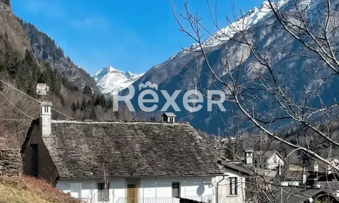 Rexer-Premia-Casa-tradizionale-in-pietra-con-ampio-terreno-in-Frazione-Pioda-Premia-Altro