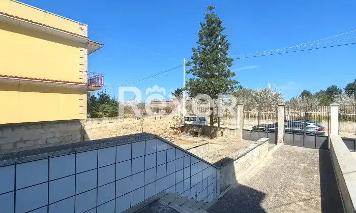 Rexer-Bitonto-Intera-palazzina-indipendente-terracielo-con-due-appartamenti-giardino-terrazzi-e-garage-Altro