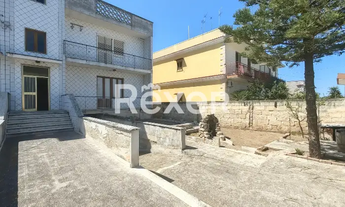 Rexer-Bitonto-Intera-palazzina-indipendente-terracielo-con-due-appartamenti-giardino-terrazzi-e-garage-Altro