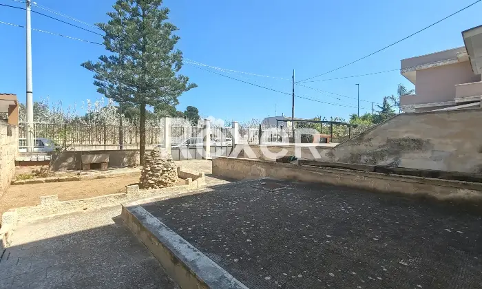 Rexer-Bitonto-Intera-palazzina-indipendente-terracielo-con-due-appartamenti-giardino-terrazzi-e-garage-Altro