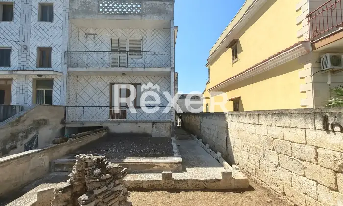 Rexer-Bitonto-Intera-palazzina-indipendente-terracielo-con-due-appartamenti-giardino-terrazzi-e-garage-Altro