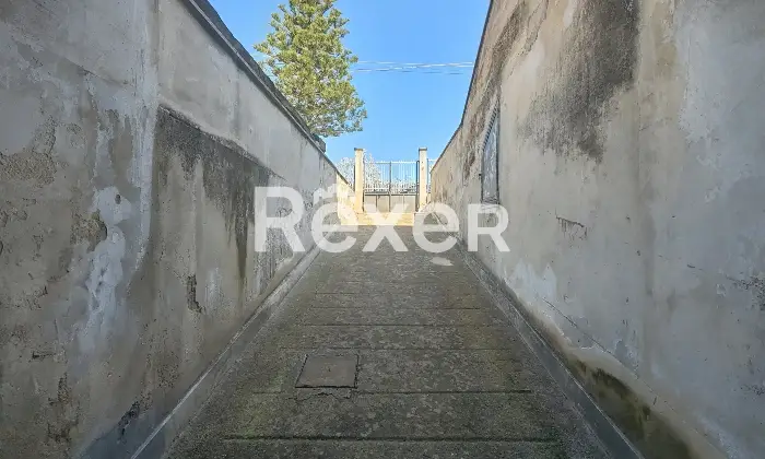 Rexer-Bitonto-Intera-palazzina-indipendente-terracielo-con-due-appartamenti-giardino-terrazzi-e-garage-Altro
