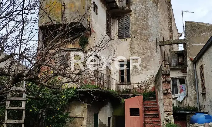 Rexer-Bonorva-Intero-Edificio-Storico-con-Ampio-Giardino-in-Centro-Corso-Umberto-Altro