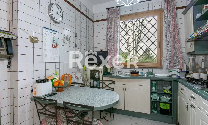 Rexer-Roma-Porzione-di-villa-bifamiliare-su-quattro-livelli-con-ampi-spazi-esterni-e-box-triplo-Altro