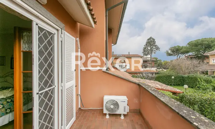 Rexer-Roma-Porzione-di-villa-bifamiliare-su-quattro-livelli-con-ampi-spazi-esterni-e-box-triplo-Altro