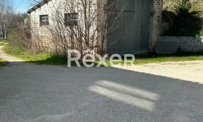 Rexer-san-ginesio-Rustico-in-pietra-da-ultimare-con-giardino-San-Ginesio-MC-Altro