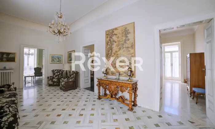 Rexer-Andria-Palazzo-di-Prestigio-Angolare-con-Spazi-Unici-nel-Cuore-di-Andria-Ingresso