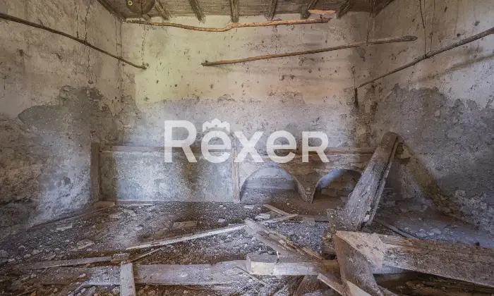 Rexer-Viterbo-Casolare-del-a-pochi-Km-dal-centro-di-Viterbo-con-ampio-terreno-di-propriet-Altro