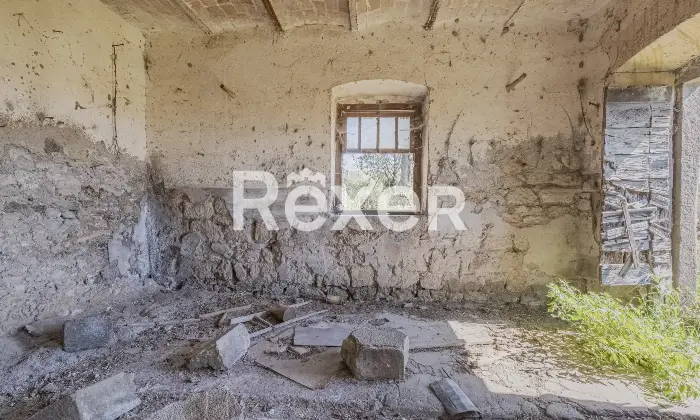Rexer-Viterbo-Casolare-del-a-pochi-Km-dal-centro-di-Viterbo-con-ampio-terreno-di-propriet-Altro