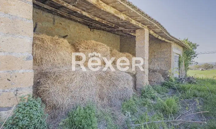 Rexer-Viterbo-Casolare-del-a-pochi-Km-dal-centro-di-Viterbo-con-ampio-terreno-di-propriet-Altro