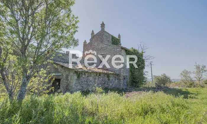 Rexer-Viterbo-Casolare-del-a-pochi-Km-dal-centro-di-Viterbo-con-ampio-terreno-di-propriet-Altro