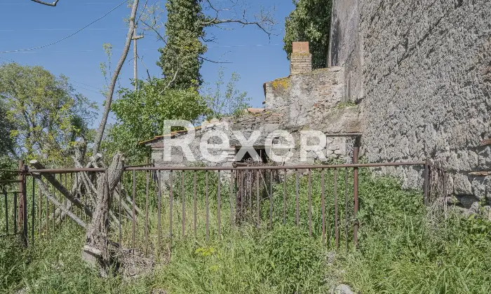 Rexer-Viterbo-Casolare-del-a-pochi-Km-dal-centro-di-Viterbo-con-ampio-terreno-di-propriet-Altro