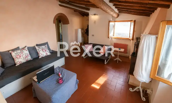 Rexer-Pescia-Fascino-toscano-Ultimo-piano-con-camino-e-travi-in-legno-possibile-affitto-con-riscatto-Altro