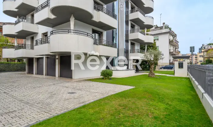 Rexer-Venezia-Ampio-appartamento-su-due-livelli-con-terrazze-garage-doppio-e-posti-auto-Altro