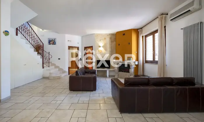 Rexer-Bari-Porzione-di-villa-bifamiliare-Altro