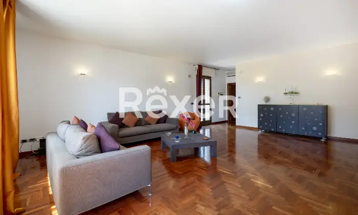 Rexer-Bari-Porzione-di-villa-bifamiliare-Altro