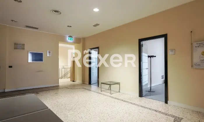 Rexer-Brescia-Ex-filiale-bancaria-a-su-due-livelli-con-box-auto-nel-centro-storico-Altro