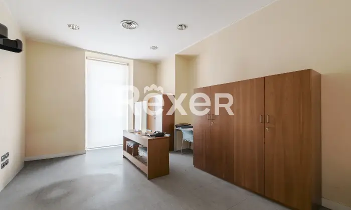 Rexer-Brescia-Ex-filiale-bancaria-a-su-due-livelli-con-box-auto-nel-centro-storico-Altro