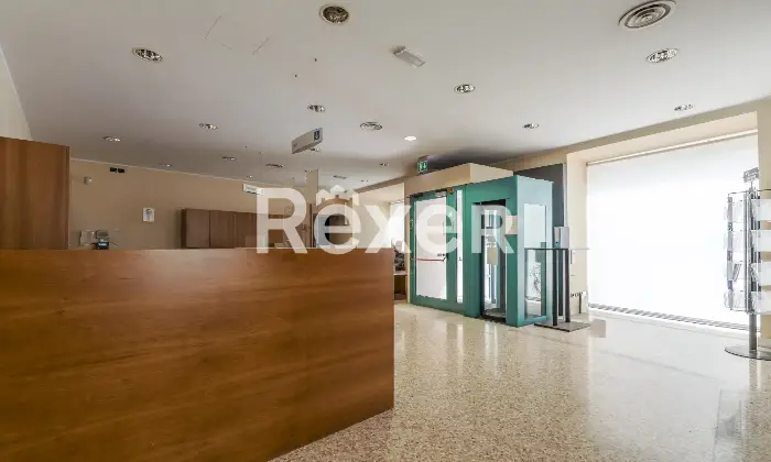 Rexer-Brescia-Ex-filiale-bancaria-a-su-due-livelli-con-box-auto-nel-centro-storico-Altro