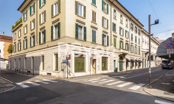 Rexer-Brescia-Ex-filiale-bancaria-a-su-due-livelli-con-box-auto-nel-centro-storico-Altro