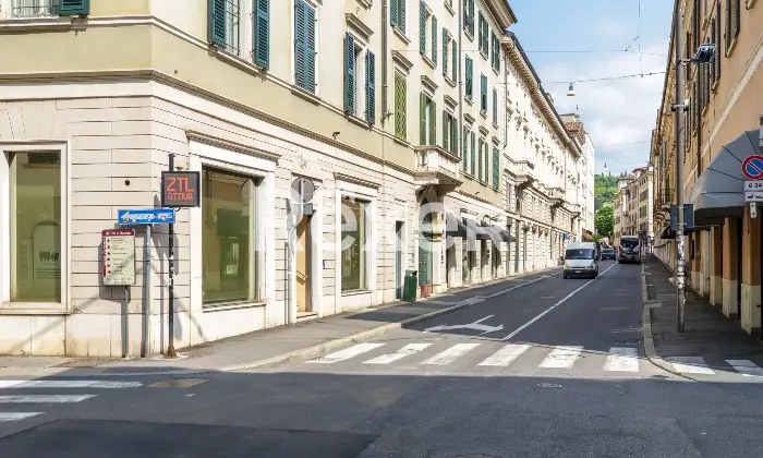 Rexer-Brescia-Ex-filiale-bancaria-a-su-due-livelli-con-box-auto-nel-centro-storico-Altro