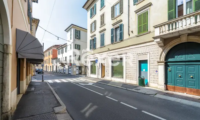 Rexer-Brescia-Ex-filiale-bancaria-a-su-due-livelli-con-box-auto-nel-centro-storico-Altro