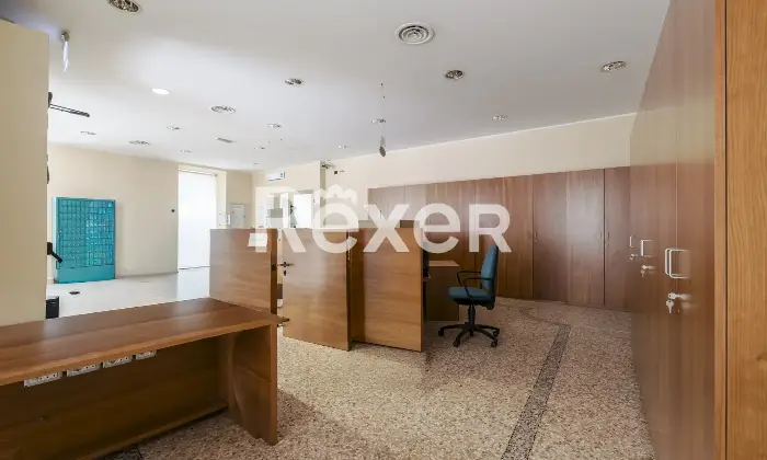 Rexer-Brescia-Ex-filiale-bancaria-a-su-due-livelli-con-box-auto-nel-centro-storico-Altro