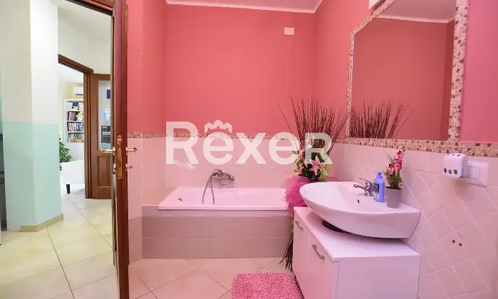 Rexer-Sassari-Appartamento-di-mq-locali-e-doppi-servizi-con-terrazzo-posto-auto-coperto-e-cantina-Bagno