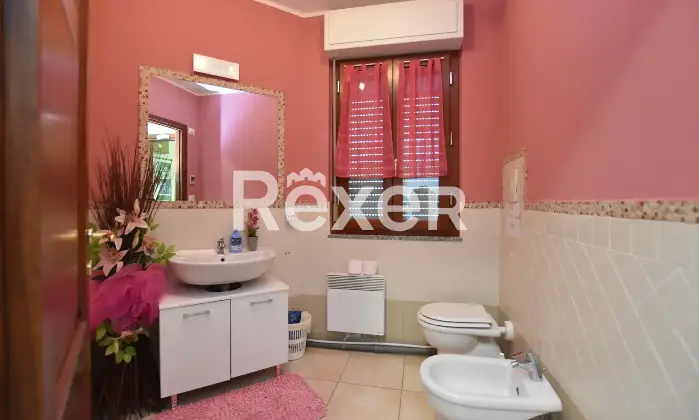 Rexer-Sassari-Appartamento-di-mq-locali-e-doppi-servizi-con-terrazzo-posto-auto-coperto-e-cantina-Bagno