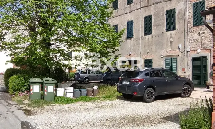 Rexer-Capannori-Porzione-centrale-di-casale-con-due-appartamenti-garage-e-mq-di-terreno-Altro