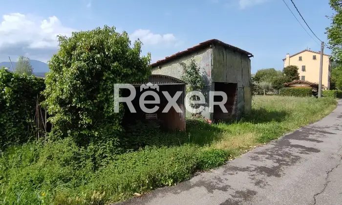 Rexer-Capannori-Porzione-centrale-di-casale-con-due-appartamenti-garage-e-mq-di-terreno-Altro