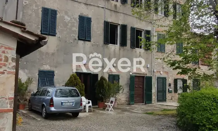 Rexer-Capannori-Porzione-centrale-di-casale-con-due-appartamenti-garage-e-mq-di-terreno-Altro